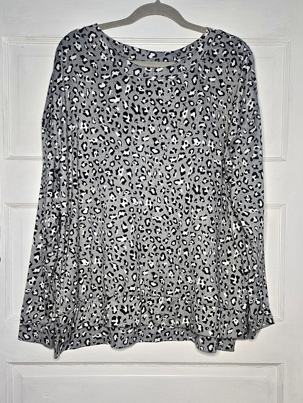 Secret Treasures Animal Print Tunic in Gray & Black XL Like New_